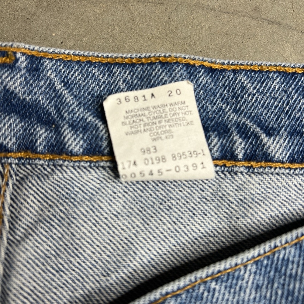 Vntg Levi’s jorts from 98 These use to be jeans but where cut n made into jorts - Picture 3 of 8